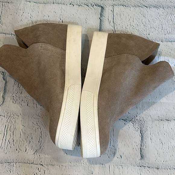 Steve Madden taupe hidden wedge sneaker - Picture 2 of 9